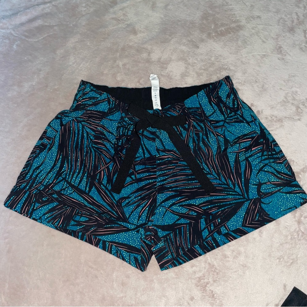 Lululemon athletic short size 6 - Picture 7 of 11